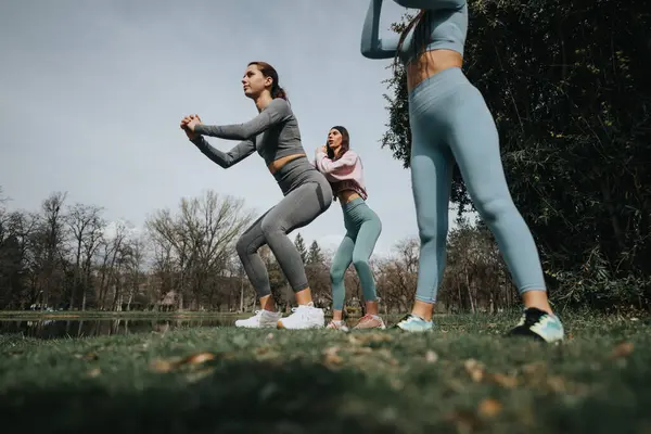 Spor Kıyafetleri Içindeki Bir Grup Genç Kadın Doğal Park Ortamında — Stok fotoğraf