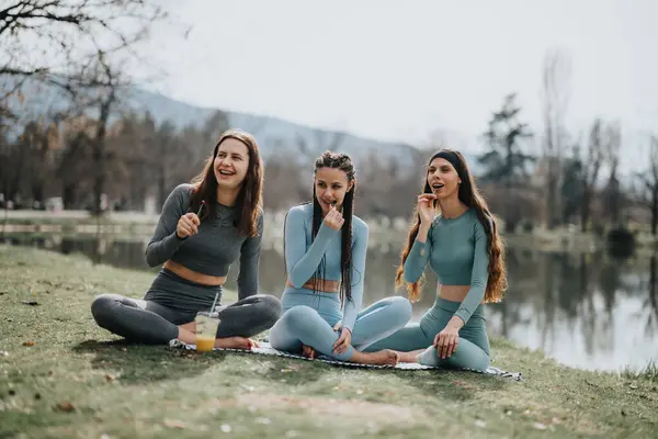 Parkta Yoga Minderinde Oturan Neşeli Genç Kadınlar Spor Yaptıktan Sonra — Stok fotoğraf