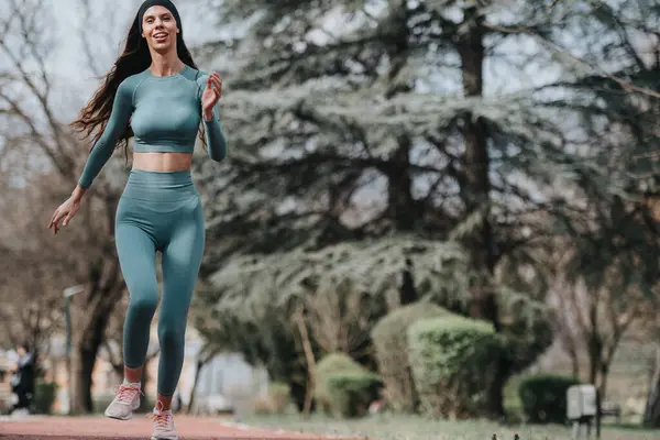 Een Glimlachende Vrouw Sportkleding Joggen Een Outdoor Park Omgeving Uitademen — Stockfoto