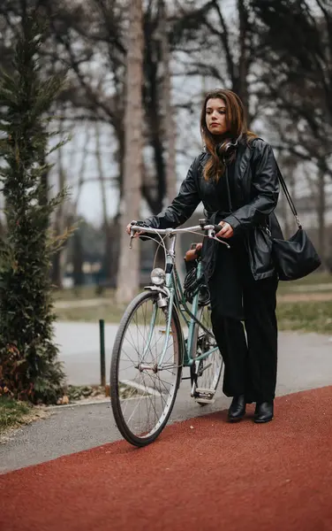 Уверенная Привлекательная Молодая Женщина Элегантном Деловом Наряде Стоящая Классическим Велосипедом — стоковое фото