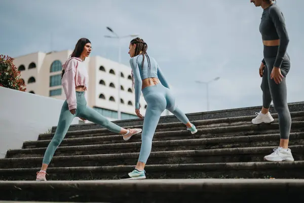 Drie Vrouwen Sportkleding Joggen Concrete Stappen Bevorderen Van Lichaamsbeweging Welzijn — Stockfoto