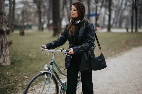 Elegant Confident Young Businesswoman Stylish Attire Stands Her Bicycle Urban — Stock Photo, Image