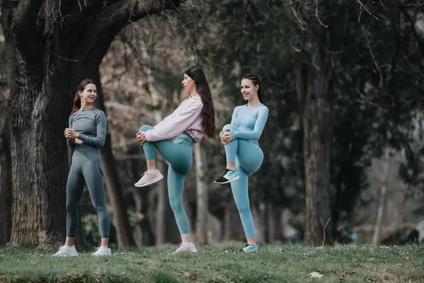 Trois Athlètes Féminines Pratiquant Des Exercices Étirement Des Jambes Extérieur — Photo