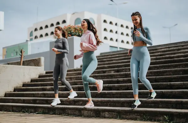 Une Image Dynamique Capturant Trois Jeunes Amies Faisant Jogging Dans — Photo