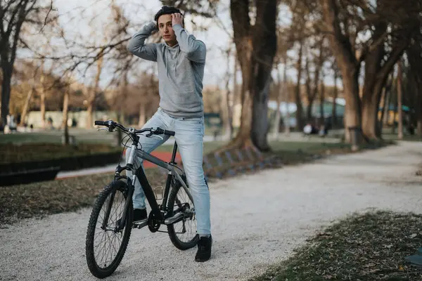 Homme Réfléchi Arrête Pendant Balade Vélo Pour Profiter Moment Tranquillité — Photo