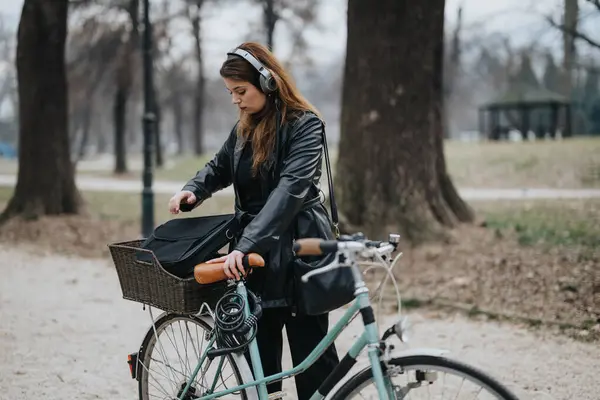 Стильная Молодая Женщина Деловой Одежде Наслаждается Спокойным Моментом Парке Велосипеде — стоковое фото