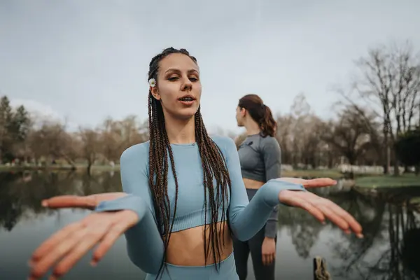 Une Jeune Femme Concentrée Effectue Une Pose Yoga Dans Parc — Photo