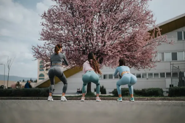 Aktive Frauen Sportbekleidung Die Freien Fitnessübungen Machen Mit Schönen Blühenden — Stockfoto