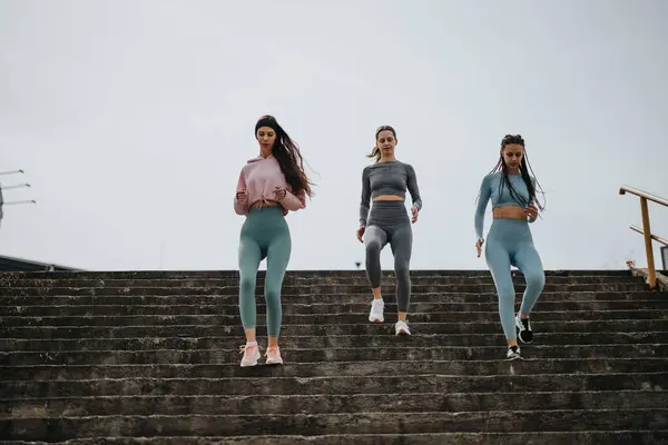 Drie Fitte Vrouwen Atletische Slijtage Lopen Samen Van Betonnen Treden — Stockfoto