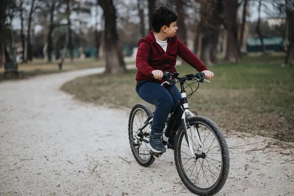 Parkta Bisikletini Süren Genç Bir Çocuk Aktif Bir Yaşam Tarzı — Stok fotoğraf