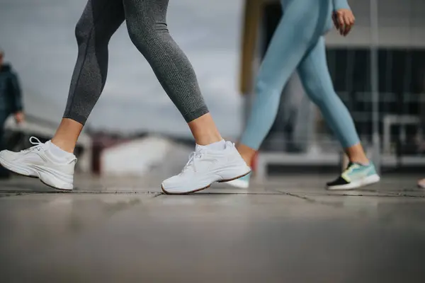 Hareket Halindeki Kadın Bacaklarının Yakın Çekimi Şehir Sokaklarında Spor Ayakkabıları — Stok fotoğraf