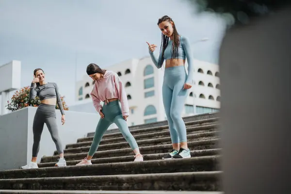 Drie Jonge Vrouwen Strekken Zich Uit Stappen Buiten Met Fitnesskleding — Stockfoto