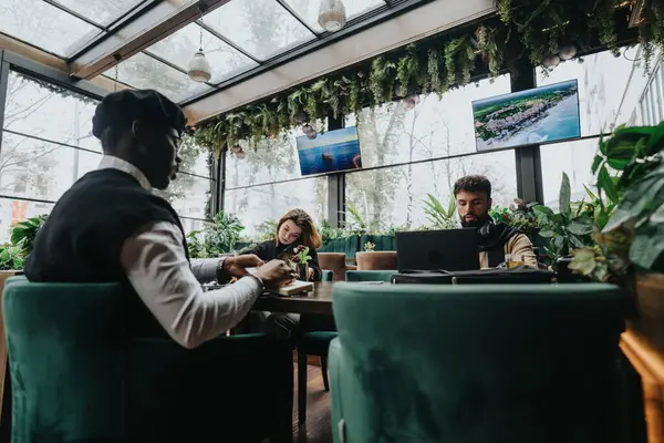 Jeunes Entrepreneurs Collaborant Dans Élégant Café Urbain Avec Verdure — Photo