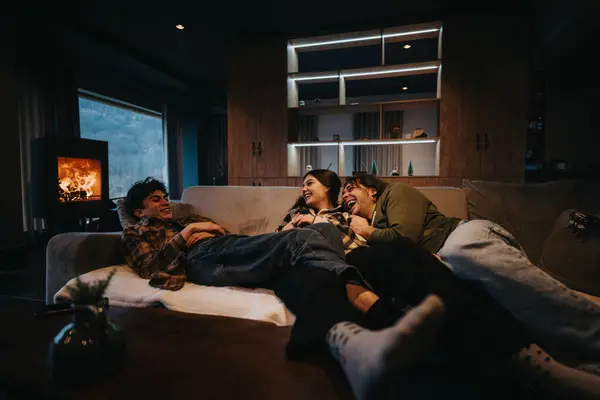 Bir Grup Arkadaş Şömineli Sıcak Aydınlık Bir Evdeki Kanepede Dinlenirken — Stok fotoğraf
