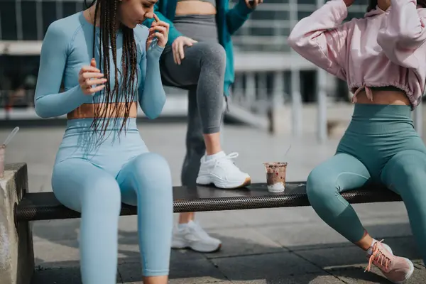 Twee Fitte Vrouwen Atletische Kleding Rusten Genieten Van Smoothies Tijdens — Stockfoto