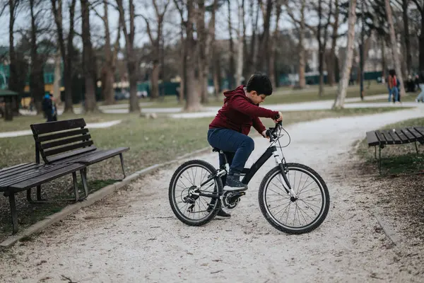 Młody Aktywny Chłopiec Uwielbia Przejażdżkę Rowerem Malowniczym Parku Ucieleśniając Radość — Zdjęcie stockowe
