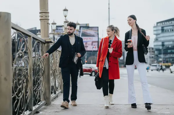 Three Professionals Casually Walking Coffee Bustling City Environment Conveying Relaxed — Stock Photo, Image