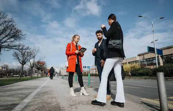 Tiga Sahabat Terlibat Dalam Percakapan Sambil Berjalan Jalan Sepanjang Jalan — Stok Foto