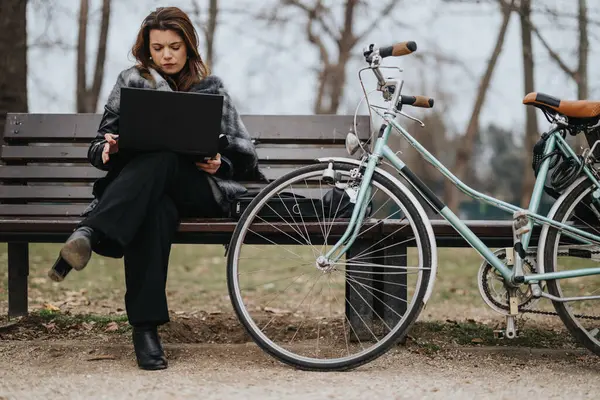 Şık Giyinmiş Zarif Genç Bir Kadın Bisikletinin Yanındaki Bankta Otururken — Stok fotoğraf