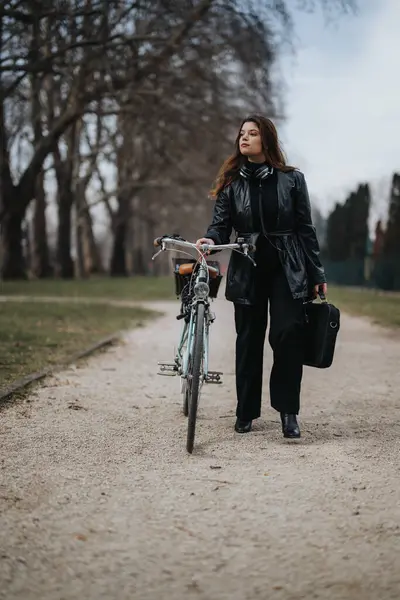 Snygg Affärskvinna Promenader Med Sin Cykel Stadspark Skildrar Blandning Modern — Stockfoto