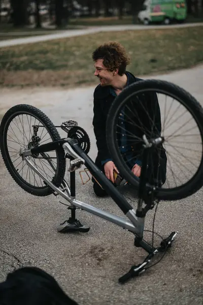 Young Male Entrepreneur Showcasing Problem Solving Fixing His Bicycle Urban — Stock Photo, Image
