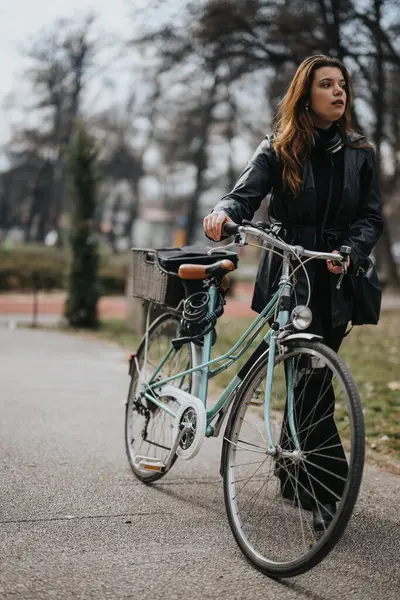 Активная Деловая Женщина Идущая Рядом Своим Велосипедом Городском Парке Изображая — стоковое фото