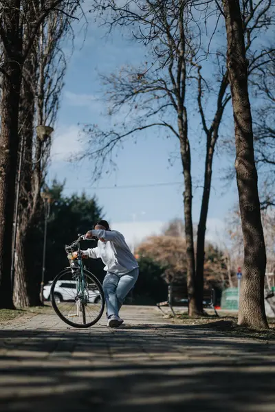 Seorang Wanita Menikmati Hari Yang Cerah Sambil Mendorong Sepedanya Menyusuri — Stok Foto