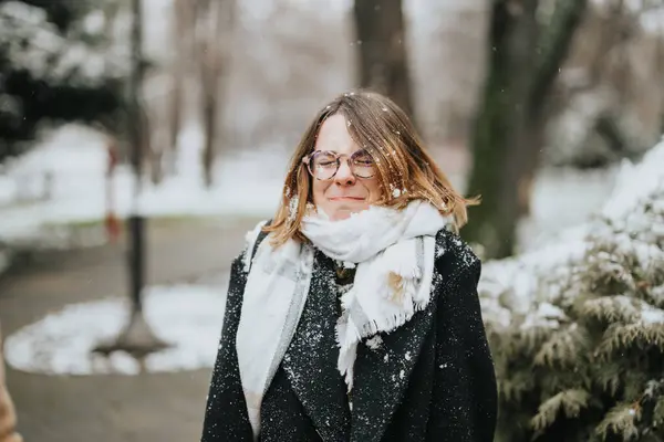 Młoda Bizneswoman Płaszczu Szalik Uśmiecha Się Zewnątrz Podczas Lekkich Opadów — Zdjęcie stockowe