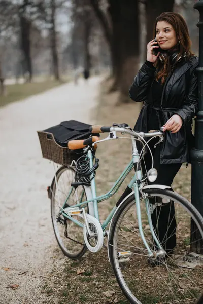 Стильная Уверенная Себе Молодая Женщина Стоящая Своим Винтажным Велосипедом Парке — стоковое фото