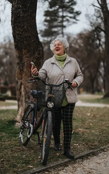 Glückliche Reife Frau Genießt Eine Pause Mit Ihrem Fahrrad Einem — Stockfoto