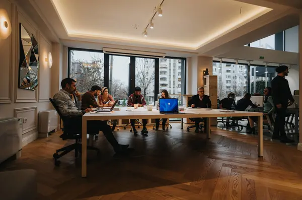 Grupo Diverso Profesionales Que Participan Una Reunión Negocios Dentro Espacio — Foto de Stock