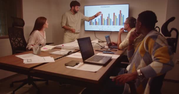 Verschiedene Fachleute Diskutieren Einem Gut Ausgestatteten Besprechungsraum Architektonische Entwürfe Diagramme — Stockvideo
