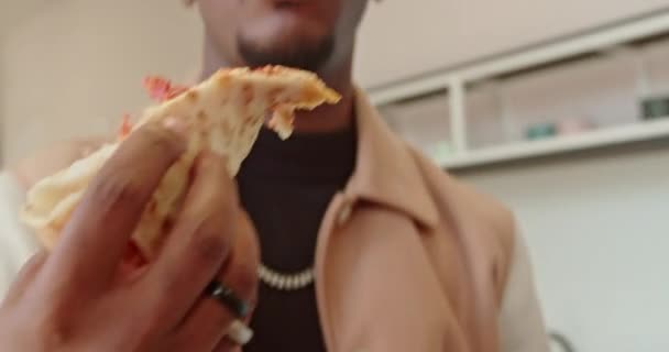Стильный Молодой Человек Наслаждается Вкусной Пиццей Время Обеденного Перерыва Олицетворяя — стоковое видео