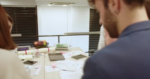 Трудолюбивые Коллеги Хорошо Освещенном Офисе Участвуют Обсуждении Документов Технологиями Бумажной — стоковое видео