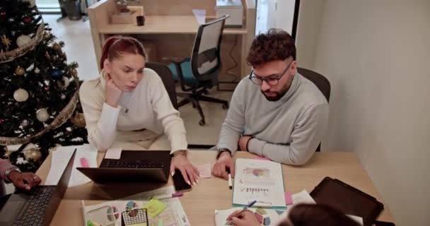 Коллеги Праздничной Офисной Среде Активно Занимаются Мозговым Штурмом Обмениваются Идеями — стоковое видео