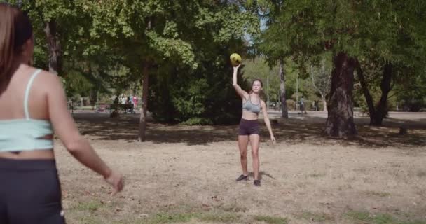 Dwie Młode Kobiety Cieszące Się Przyjazną Grą Piłkę Rugby Parku — Wideo stockowe