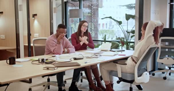 Multikulturní Energický Obchodní Tým Oslavuje Úspěch Moderní Kanceláři Ukazuje Jejich — Stock video