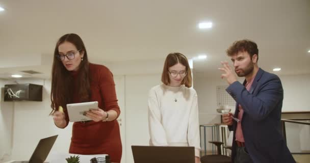 Modern Kontorslokal Natten Ägnar Sig Fokuserad Grupp Medarbetare Att Brainstorma — Stockvideo