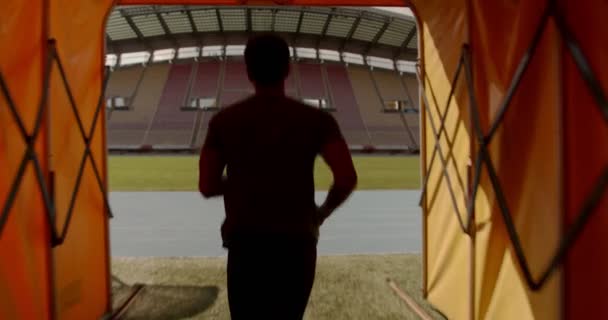 スタジアムに走る男性スポーツ選手 — ストック動画