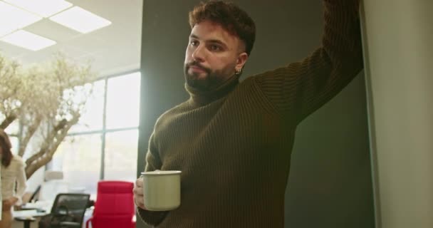 Dipendente Maschile Rilassato Con Una Tazza Caffè Che Partecipa Una — Video Stock