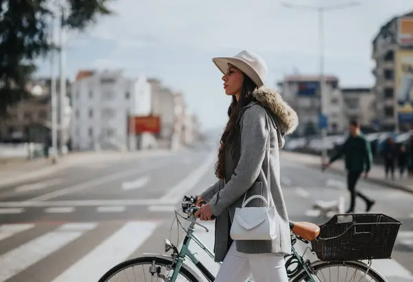 Arka Planda Bulanık Yayalar Olan Şehir Sokaklarında Bisikletini Gezdiren Şapkalı - Stok İmaj