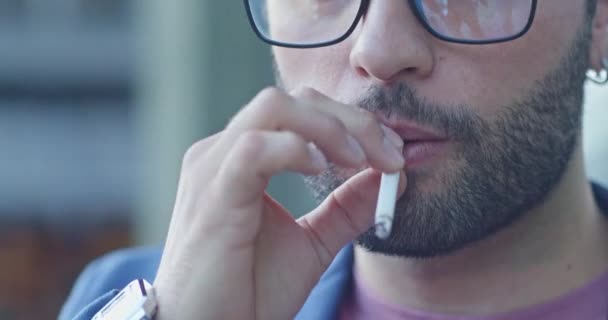 Close Jovem Inala Exala Fumaça Cigarro Mostrando Efeitos Nocivos Desse — Vídeo de Stock