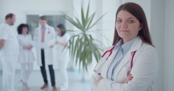 Młoda Specjalistka Pozuje Nowoczesnym Klinicznym Korytarzu Portret Doświadczonego Lekarza Pozującego — Wideo stockowe