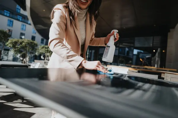 Šťastná Zaměstnankyně Uklízí Stůl Před Kavárnou Sunlit Scéna Ukazuje Čistotu — Stock fotografie