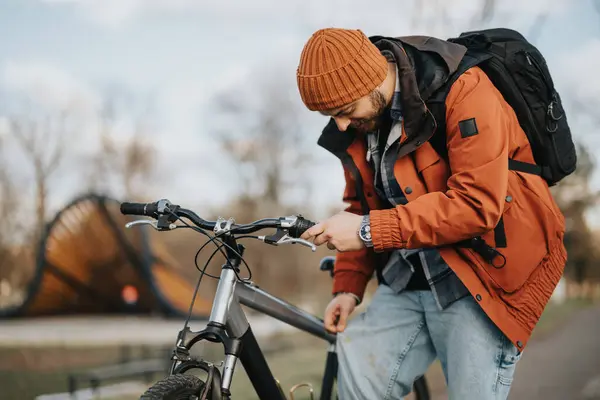 Avslappnad Ung Man Casual Wear Med Ryggsäck Tuning Sin Cykel — Stockfoto