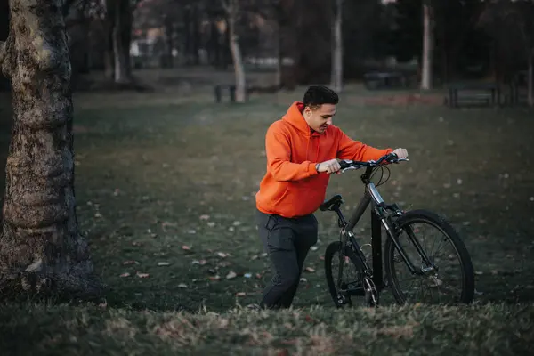 Hombre Joven Casual Con Bicicleta Pasando Tiempo Libre Parque Ciudad — Foto de Stock