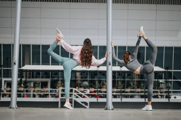 Momento Armonioso Dos Amigas Disfrutando Del Yoga Juntas Mostrando Flexibilidad — Foto de Stock
