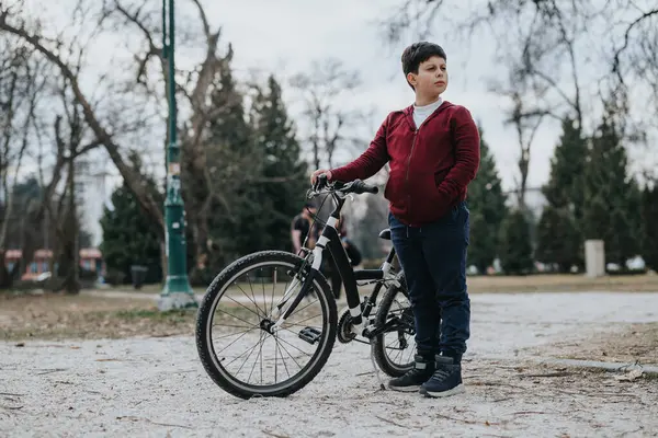 Bambino Gioioso Piedi Con Sua Bici All Aperto Parco Mostra — Foto Stock