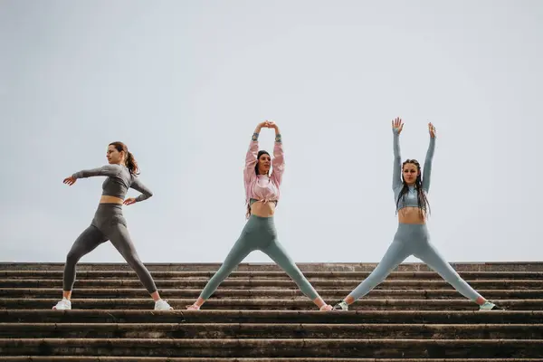 Tres Mujeres Forma Ropa Deportiva Practicando Yoga Estirándose Aire Libre — Foto de Stock