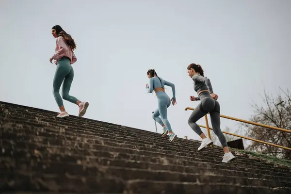 Aktive Frauen Sportbekleidung Trainieren Indem Sie Freien Treppen Hochlaufen Und — Stockfoto